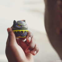 Bitty Boomers – Black Panther Blacklight | Mini parlante Bluetooth edición Marvel coleccionable - Imagen 3