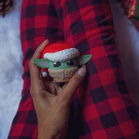 Bitty Boomers – Grogu de The Mandalorian con gorro navideño | Mini parlante Bluetooth edición especial - Imagen 3