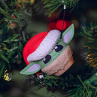 Bitty Boomers – Grogu de The Mandalorian con gorro navideño | Mini parlante Bluetooth edición especial - Imagen 2
